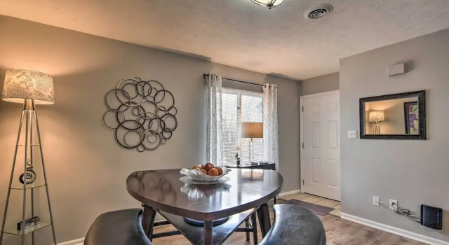 Апартаменты Condo w/ Sunroom, Near Downtown Hendersonville!