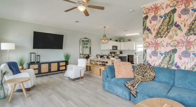 2 Blocks to Beach: Gulf Shores Getaway w/ Dock!, Varaa Lomakoti Huvilat kohteessa Alabama, Villa