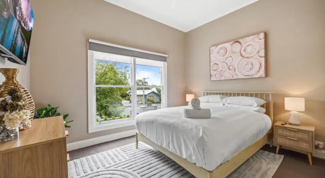 Апартаменты Lovely 3-bed With Alfresco Dining in Prime Suburb
