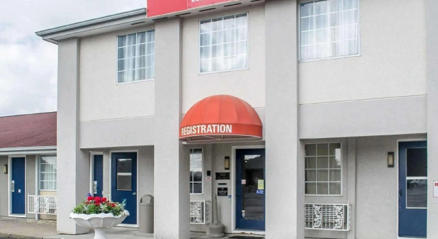 Люкс Econo Lodge Inn & Suites Sandusky South