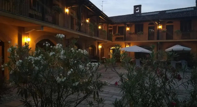 RESIDENCE LA GAGGIANESE, Забронировать Отель Отели Розате с парковкой, Парковка