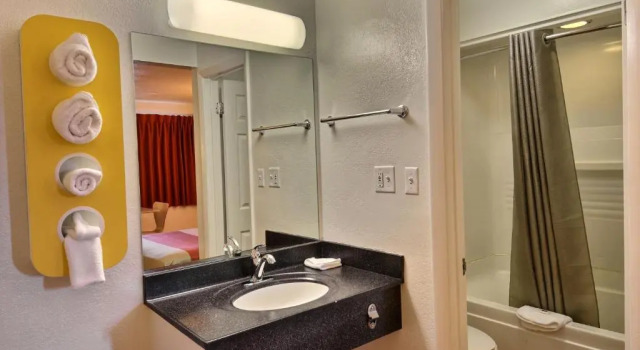 Четырёхместный номер Standard Travelodge by Wyndham Brattleboro VT