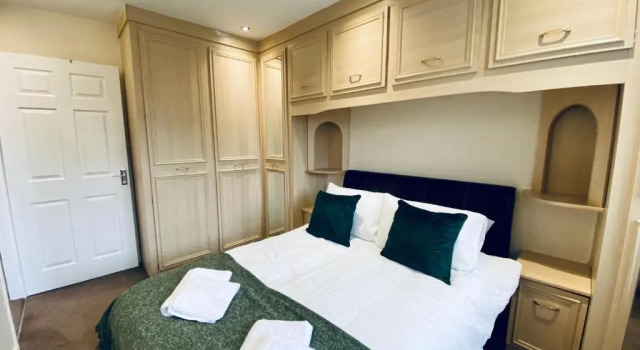 Comfortable Manchester House with Conservatory & Parking