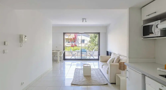 Charming 1 Bedroom Flat With Balcony/pool - Cannes, Забронировать Апартаменты/квартира Отели Канн с бассейном, рядом с Le Croisette Casino Barriere de Cannes, Бассейн