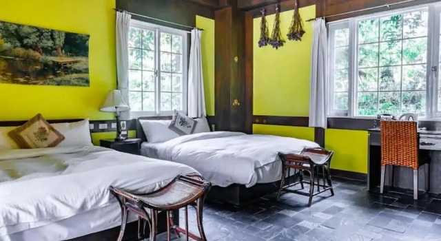 Четырёхместный номер Standard с балконом и с видом на внутренний двор Provence Rose Lodge