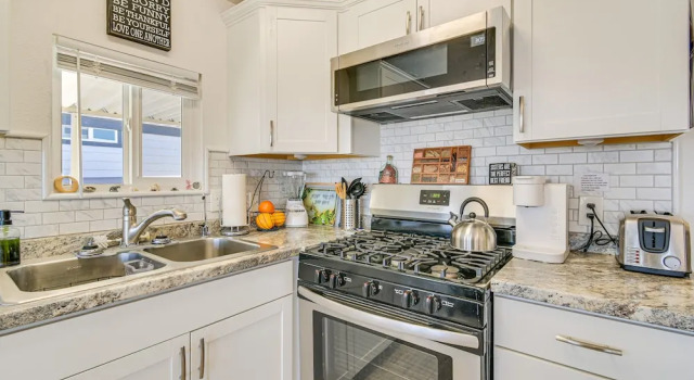 Коттедж c 1 комнатой Steps to Beach: Lake Havasu City Home w/ Grill!