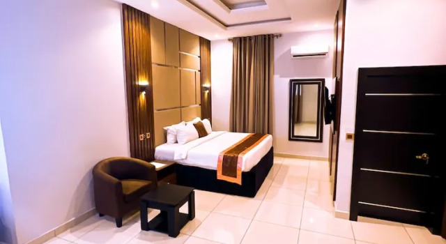 Camera Executive Entrust Hotel and Suites