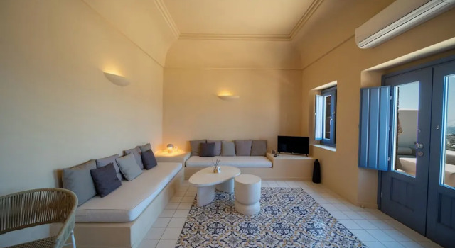 Люкс с красивым видом из окна Luna Santorini Suites