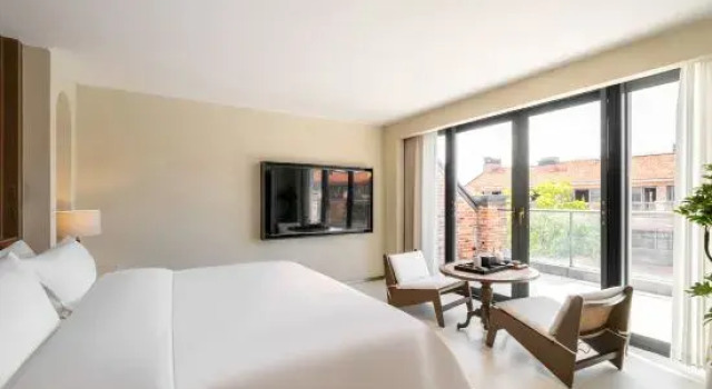 Двухместный люкс Deluxe с балконом Shanghai Pearl River House
