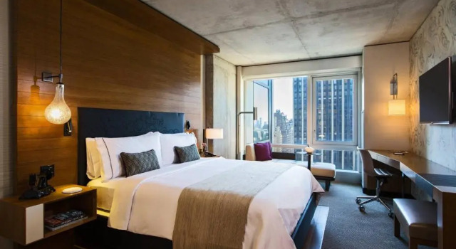 Номер с видом на город Renaissance New York Midtown Hotel