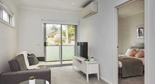Bright and Updated 1 Bedroom Apartment, Book Apartment  