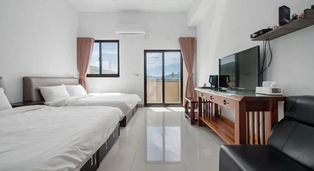 Standard quadruple chambre avec balcon Quan Ming B&B