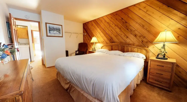 Snowcreek III 448 Pet-Friendly, Spacious and Bright, Gorgeous Meadow Views by RedAwning, Забронировать Апартаменты/квартира Отели Маммот-Лейкс с бассейном, рядом с Поле для гольфа Snowcreek, Бассейн