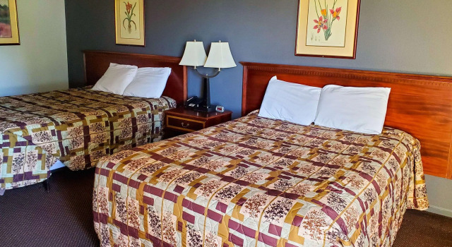 Четырёхместный номер Standard Windmill Inn Lynden