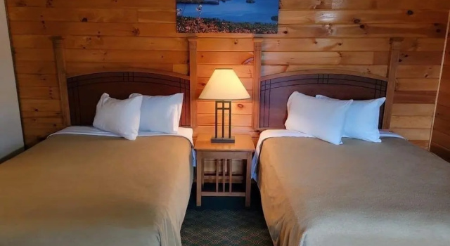 Четырёхместный номер Standard с видом на внутренний двор Lake Crest Inn