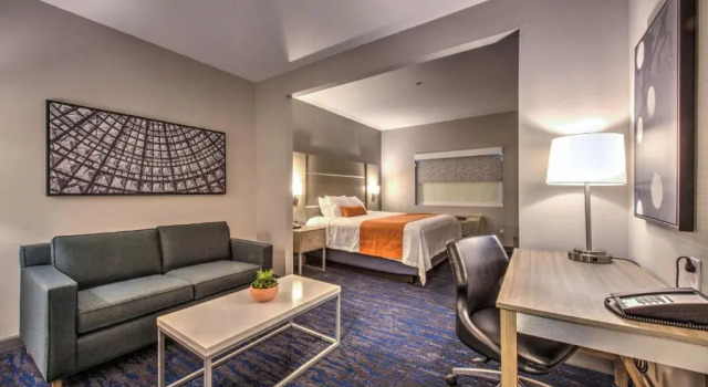 Номер Standard Best Western Plus Media Center Inn & Suites