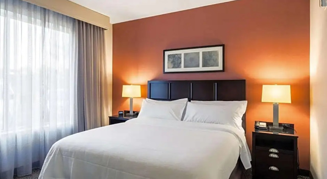 Двухместный люкс для гостей с ограничением слуха с 2 комнатами Embassy Suites by Hilton Newark Airport