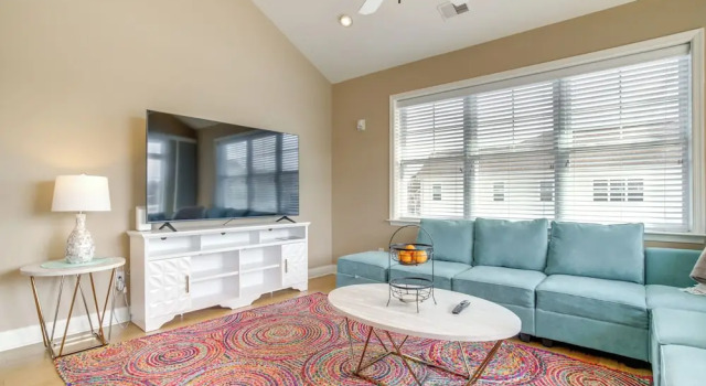 Апартаменты с 2 комнатами с балконом 2 Mi to Rehoboth Beach: Updated Condo w/ Pools