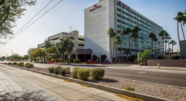 Кровать в общем номере Crowne Plaza Phoenix Airport - PHX by IHG