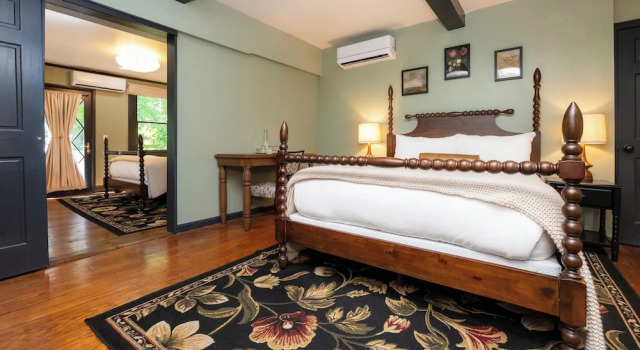 Четырёхместный люкс Hideaway Inn Lenox
