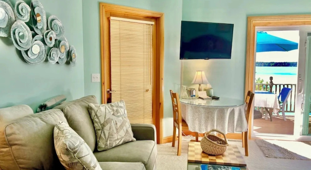 Люкс с красивым видом из окна The Torch Lake Bed and Breakfast