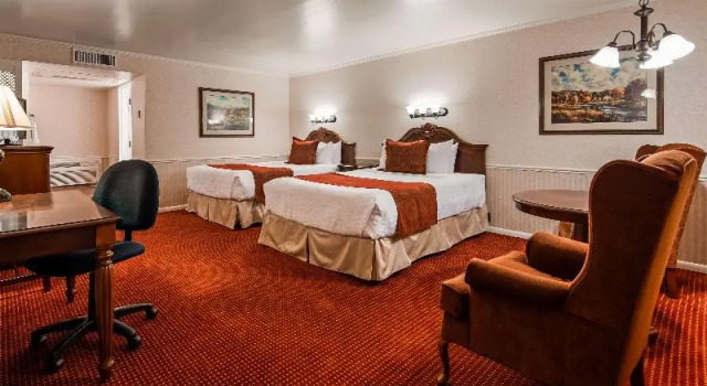 Четырёхместный номер Standard с балконом Baugh Motel, SureStay Collection by Best Western