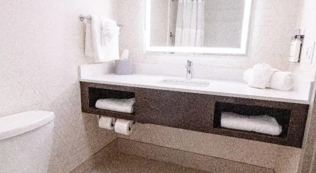 Четырёхместный номер Standard Holiday Inn Express - Neptune by IHG