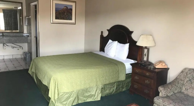 Двухместный люкс Deluxe Travelers Inn Winston-Salem University