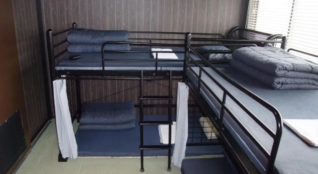 Кровать в общем номере (мужской номер) International Guesthouse Azure Narita