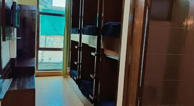 Кровать в общем номере Rhodo Inn