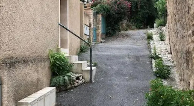 Studio vue sur la roche, au calme Moustiers #1