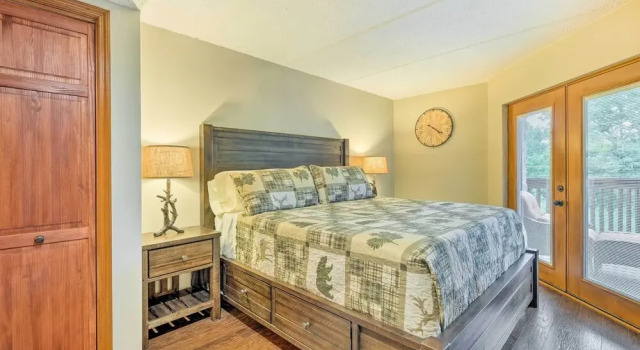 Chalet Village Upper Alpine Condo w/ Pool Access, Забронировать Шале Коттеджи Гатлинберг, Коттедж
