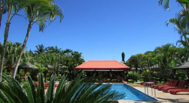 Кровать в общем номере Wailoaloa Beach Resort Fiji