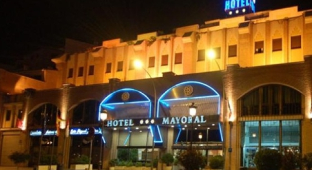 Кровать в общем номере Hotel Zentral Mayoral