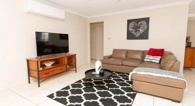 Коттедж Centennial Cres, Modern, Entertaining Home, Sleeps 8