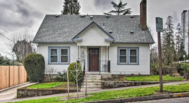 Коттедж Central Eugene House w/ Updated Interior & Yard!