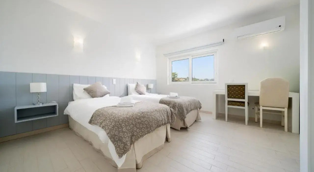 Beach Condo - Meia Praia - 3 Min Walk to Beach, Забронировать Отель Отели Мейя Прайя с парковкой, Парковка