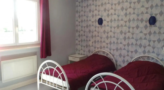 Gîte familial avec piscine partagée, cheminée et jardin clos près de Vichy - FR-1-489-76, Prenota Hotel Creuzier-le-Neuf Alvernia