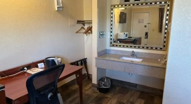 Четырёхместный номер Standard Stay Inn by OYO Near I 80 Lincoln West