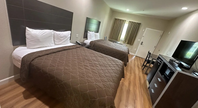 Четырёхместный люкс Classic Palace Inn 290 & Jones Rd