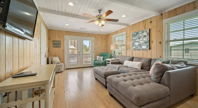 Don t Worry Beach Happy 6 BR 4 BA Sleeps 20, Varaa Lomakoti Huvilat kohteessa Alabama, Villa