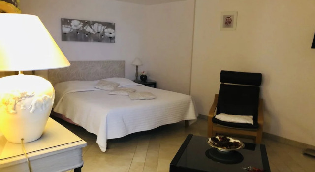 Les Roches Rouges Chambres d'hôtes, Rezerwuj Hotel Hotele w Ventabren z basenem, Basen