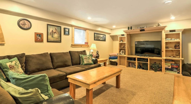 Cozy Utah Cabin w/ Deck & Fire Pit!, Book Feriehus Sommerhuse i Kane County, Hytte