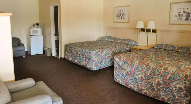 Четырёхместный номер Standard California Suites Motel