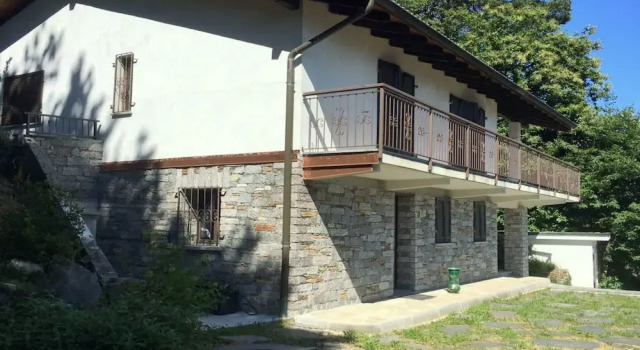 Rustic Villa With Lake Views, Boek Villa Villa's in Piemonte, Villa