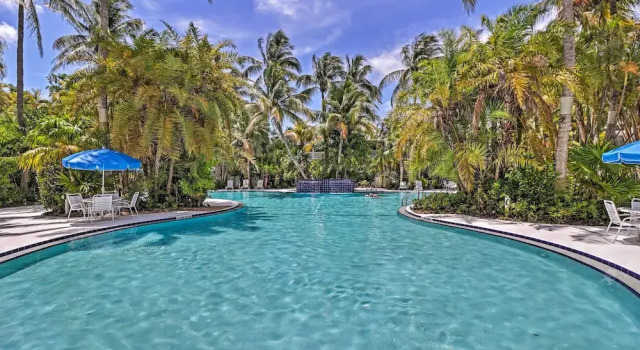 Key West Home on Golf Course w/ Patio & Grill!, Забронировать Дом для отпуска Виллы Сток-Айленд, рядом с Safe Harbor, Вилла