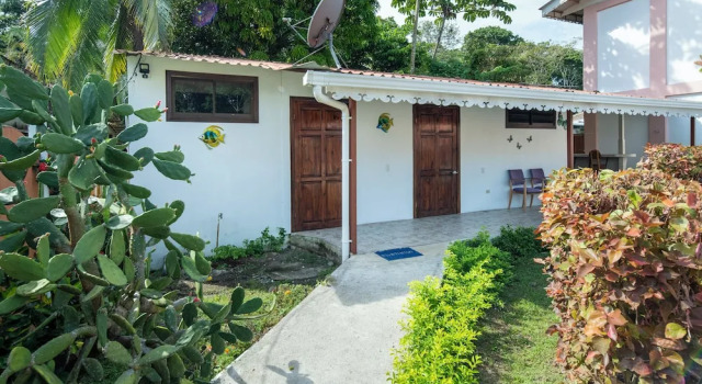 Ekonomiczny dwuosobowy pokój z widokiem na basen Pangea Lodge