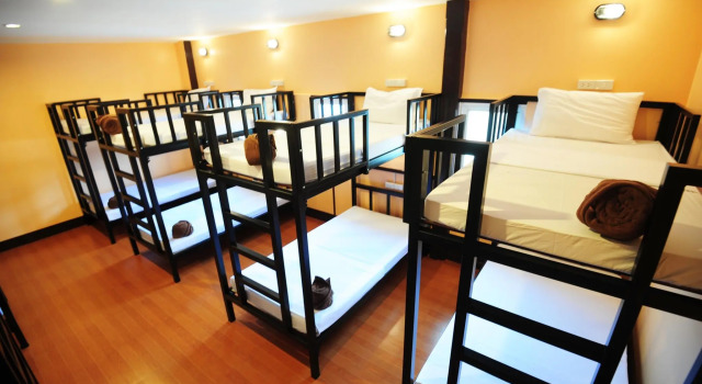 Кровать в общем номере Twin Palms Hostel Phi Phi