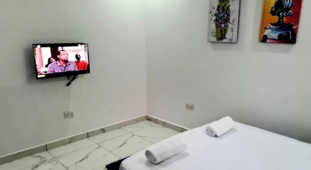 Gorgeous Quiet & Comfy Close to Highway, Rezervovat Apartmán Adenta 