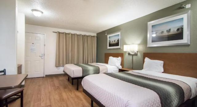 Четырёхместная студия Suburban Studios Durham-Raleigh